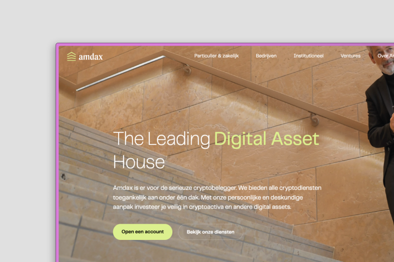 De afbeelding toont de startpagina van een website van "Amdax," met een slogan "The Leading Digital Asset House" prominent in beeld. De achtergrond bestaat uit een trap en een marmeren muur met een metalen leuning. De tekst op de afbeelding in het Nederlands zegt: "Amdax is er voor de serieuze cryptobelegger. We bieden alle cryptodiensten toegankelijk aan onder één dak. Met onze persoonlijke en deskundige aanpak investeer je veilig in cryptoactiva en andere digital assets." Onder deze tekst zijn er twee knoppen: "Open een account" en "Bekijk onze diensten." Rechts van de tekst is een deel van een man in een zwart pak zichtbaar.