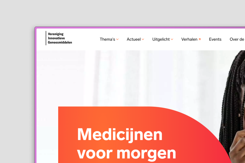 De afbeelding toont een gedeelte van de website van de "Vereniging Innovatieve Geneesmiddelen." Links bovenaan is het logo van de organisatie te zien. Bovenaan de pagina bevindt zich een navigatiebalk met menu-opties zoals "Thema's," "Actueel," "Uitgelicht," "Verhalen," "Events," en "Over de Vereniging." Onder deze balk staat een groot oranje grafisch element met de tekst "Medicijnen voor morgen." Rechts is gedeeltelijk het gezicht van een vrouw met gevlochten haar zichtbaar.